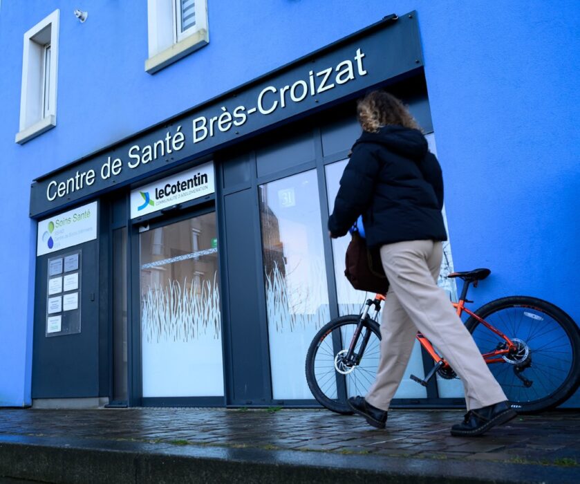 Personne qui s'approche de l'entrée du Centre de Santé Brès-Croizat de Cherbourg-en-Cotentin