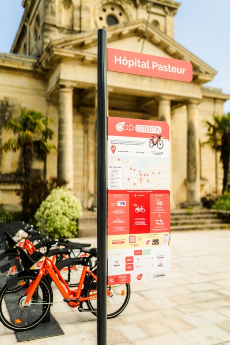 photo des vélos cap cotentin à la borne vélo "hôpital Pasteur" ©Aymeric Picot
