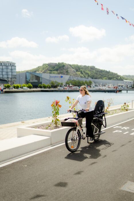 Personne faisant du vélo le long des quai de Cherbourg ©Aymeric Picot