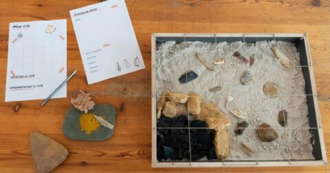Montage des différents éléments d'un atelier "initiation à l'archéologie"