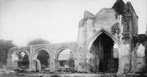 Carte postale ancienne - les ruines de l'ancienne église de Bricquebec