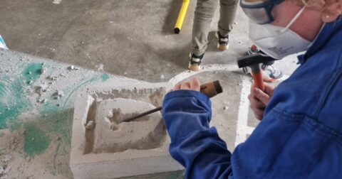 Photo d'un enfant sculptant sa pierre