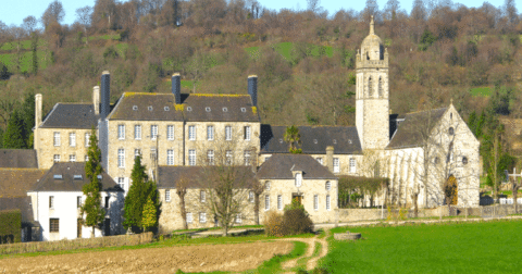 Vue d'ensemble des bâtiments - l'abbaye de la Trappe de Bricquebec
