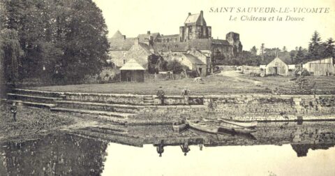 Carte postale ancienne "Saint-Sauveur-le-Vicomte, le château et la douve"
