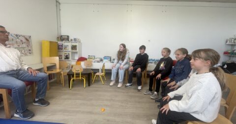 Préparation du levé de rideau à la médiathèque de Bricquebec (pour Pierres en lumières 2025)