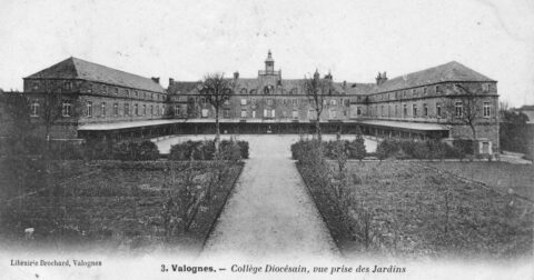 Carte postale ancienne "Valognes - le collège diocésain, vue prise des jardins"