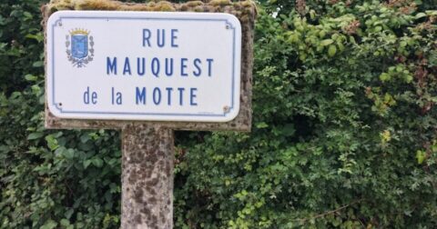 Panneau de rue annonçant la rue Mauquest de la Motte