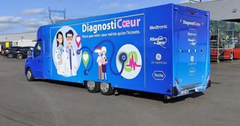 Le Camion DiagnostiCoeur stationné sur le parking de la Maison du Cotentin à Saint-Pierre-Église lors de la journée de dépistage cardiovasculaire gratuit du 30 mars 2026