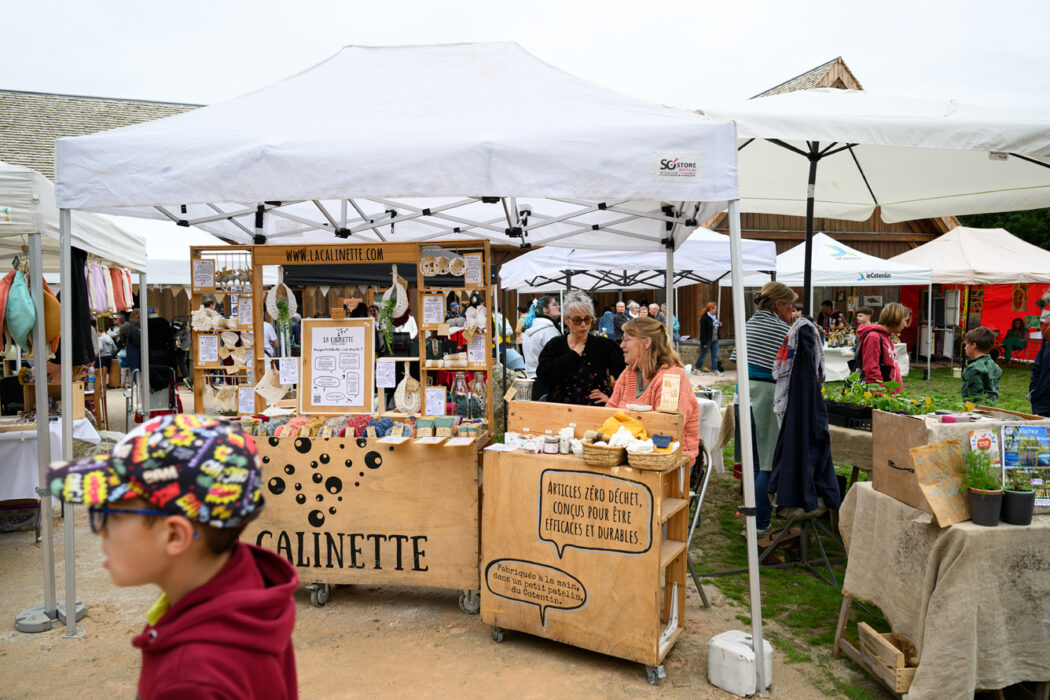 Stand artisanal au marché de créateurs de la Fête des cabanosiers 2025, Cotentin