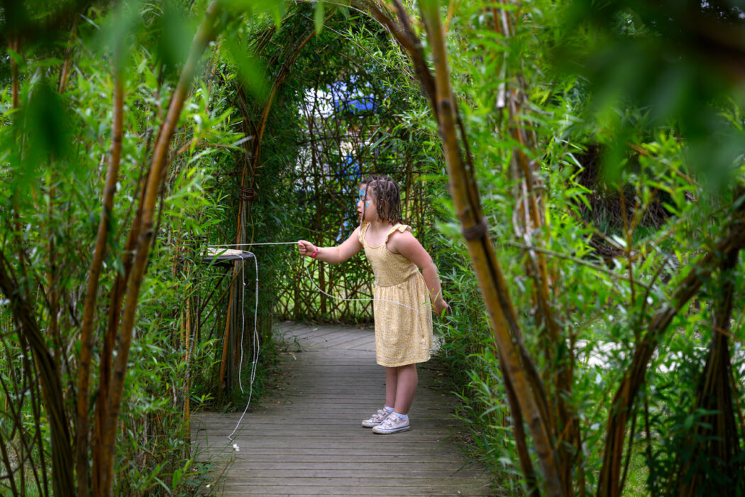 Tunnel de cabanosiers en osier tressé vivant au Moulin à vent de Fierville-les-Mines, pour le bonheur des petits et des grands