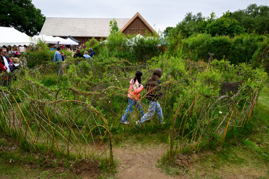 Structures de vannerie vivante et cabanosiers dans le jardin du Moulin du Cotentin