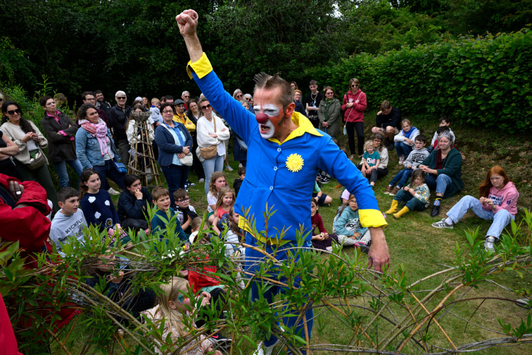 Spectacle en déambulation devant le public à la Fête des cabanosiers 2025, Cotentin