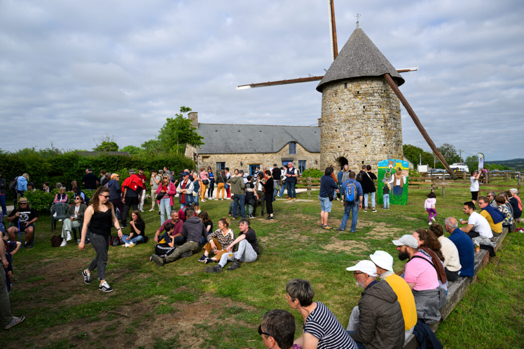 Visiteurs rassemblés autour du Moulin à vent du Cotentin lors de la Fête des cabanosiers 2025