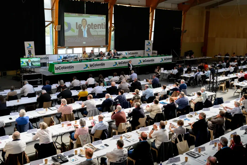 Conseil communautaire d'installation de l'Agglomération du Cotentin réuni à Valognes le 7 avril 2026.