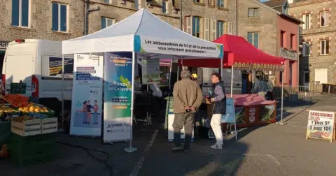 Stand du Kiosque de l'Habitat au marché de Saint-Pierre-Église : conseils Je Rénov' en Cotentin