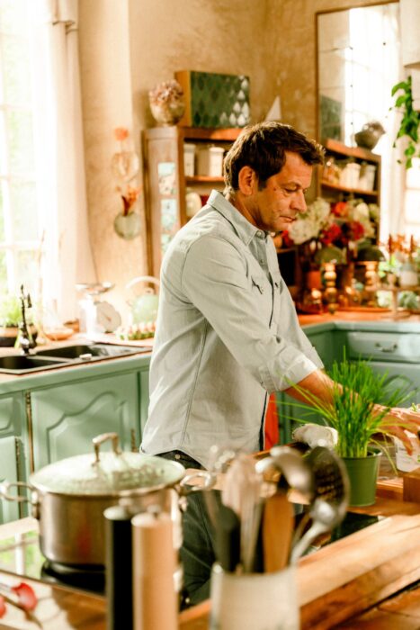 Laurent Mariotte entrain de cuisiner pour l'émission Petits plats en équilibre au château de Gonneville-le-Theil dans le Cotentin