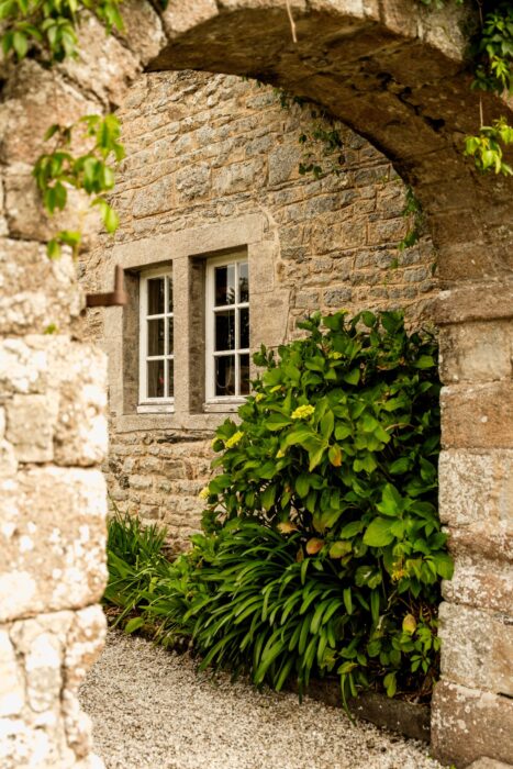 Château de Gonneville-le-Theil, arche de pierre avec de végétation, lors du tournage de Petits Plats en Equilibre