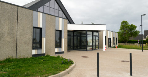 Entrée de la piscine Des Pieux, actuellement en travaux