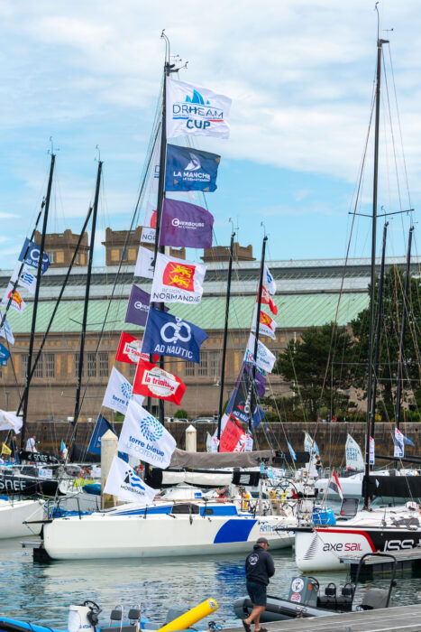 Drapeaux sur les bateaux dans le port Chantereyne à Cherbourg, devant la Cité de la Mer.