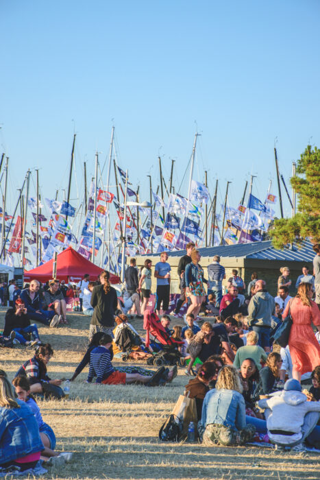 Foule dans le village d'animation de la Drheam Cup, situé à la Plage Verte de Cherbourg en Cotentin