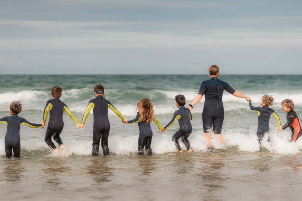 Enfants qui jouent dans l'eau dans le cadre de la piscine à la mer à la plage du Rozel