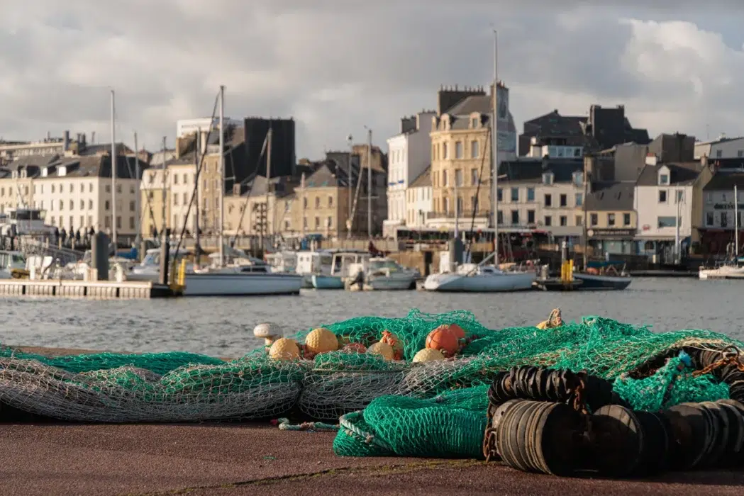 Filets de pêche devant le port de Cherbourg-en-Cotentin