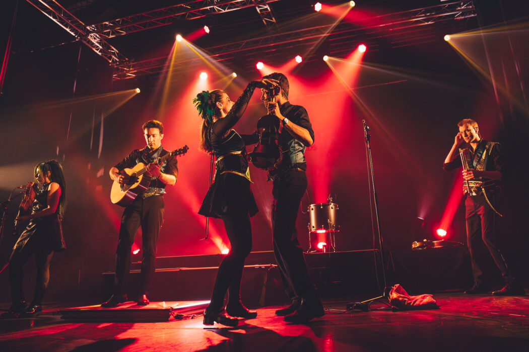 Danseurs et musiciens du groupe Green Lads sur scène, festival 2026