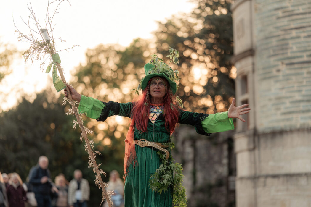 Actrice costumée en vert de la compagnie À Fleur de Mots, au Château des Ravalets, festival Le Cotentin fête l'Irlande 2026
