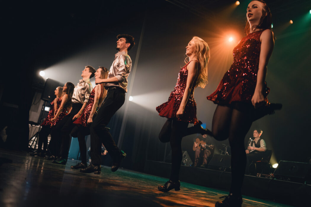 Danseurs irlandais de la troupe Avalon Celtic Dances sur scène, festival 2026