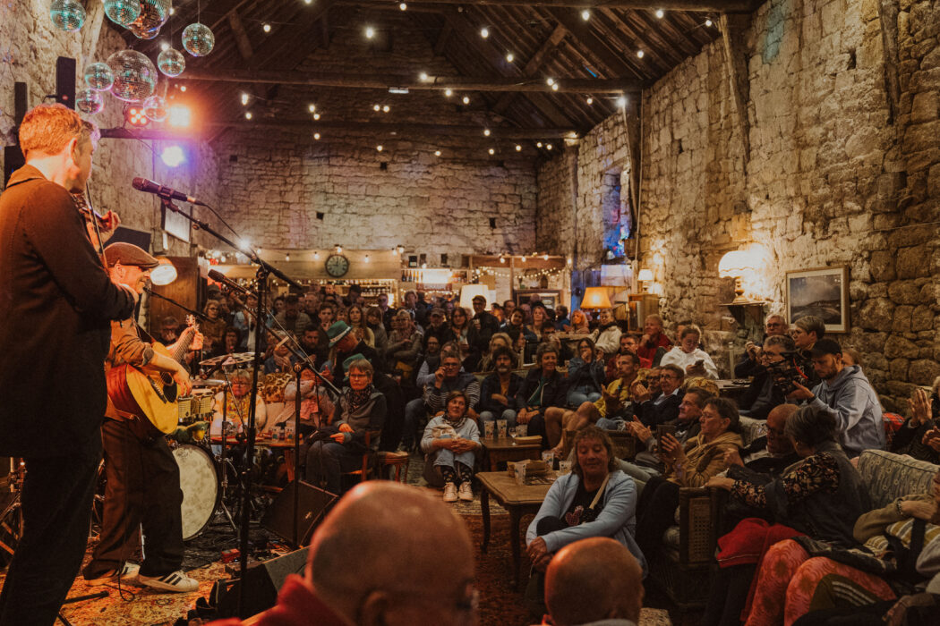 Public réuni pour le concert du Green Duck, ambiance festive à la Ferme de Renouville, Le Cotentin fête l'Irlande 2026