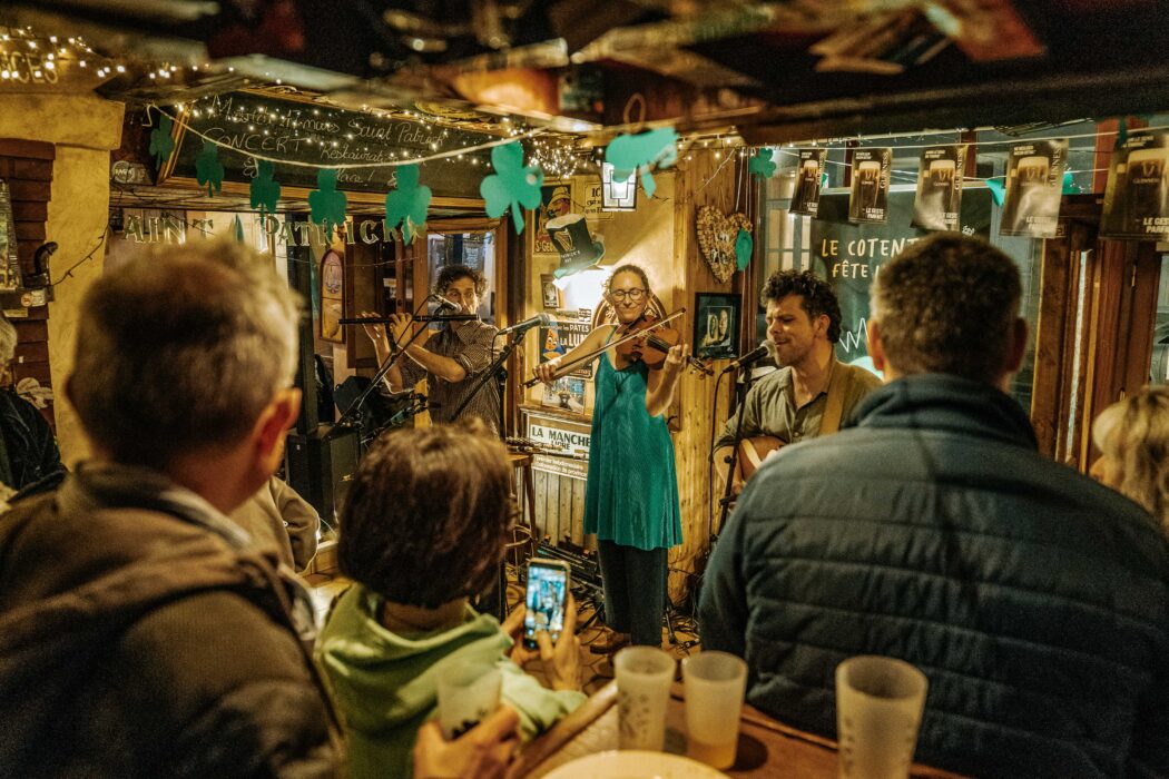 Trio de musiciens du groupe Imrama en concert Au Rideau Cramoisi, à Saint-Sauveur-le-Vicomte, Le Cotentin fête l'Irlande 2026