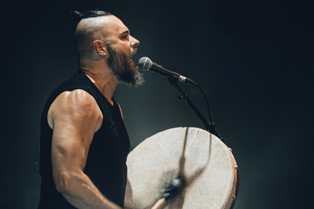 Julien Loko chantant lors de concert, Le Cotentin fête l'Irlande 2026