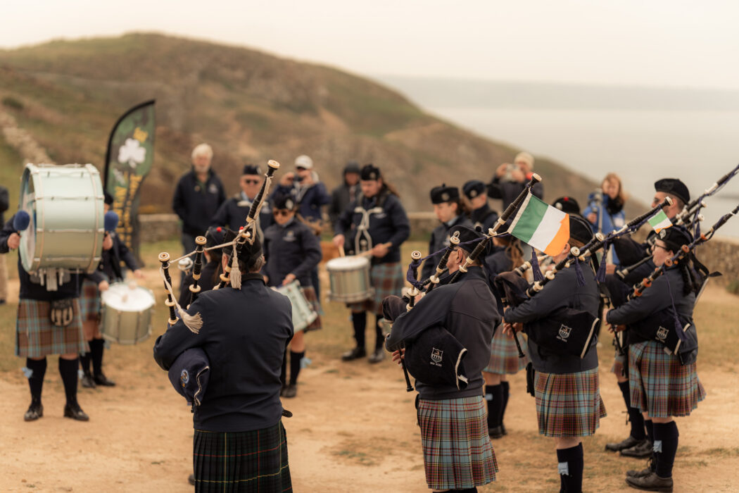 Fanfare de cornemuses New Ross Pipe Band sur le littoral du Cotentin au Nez de Jobourg, festival 2026