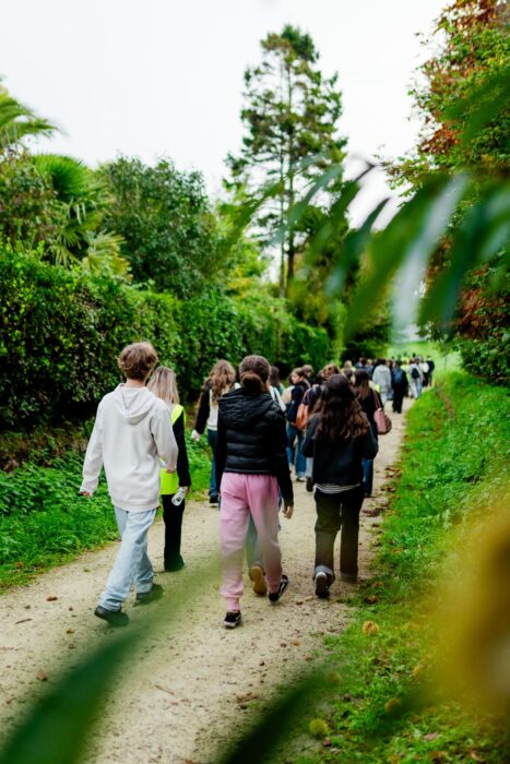 Élèves participant au jeu de piste Cotentin Sup'Explorer dans les jardins du Campus des Fourches