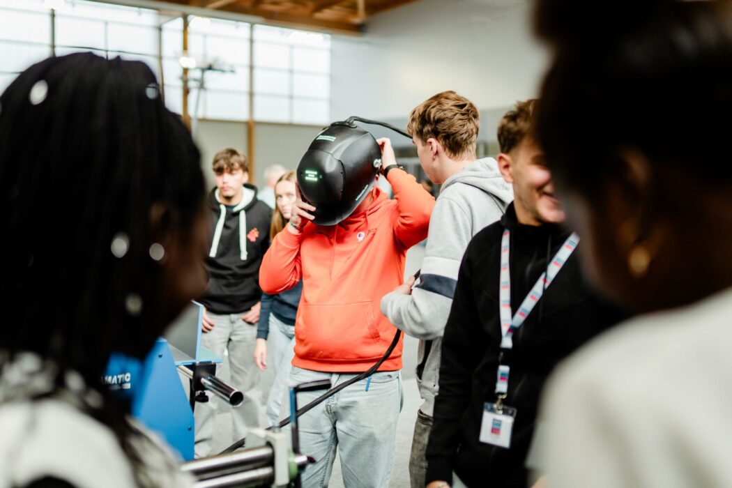 Élève testant un casque de réalité virtuelle sur un stand de formation lors du jeu de piste Cotentin Sup'Explorer