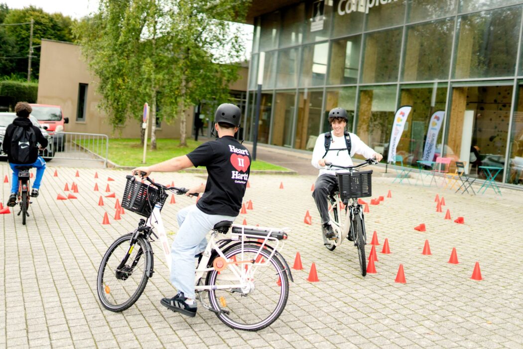 Élèves testant un parcours à vélo électrique lors du jeu de piste Cotentin Sup'Explorer