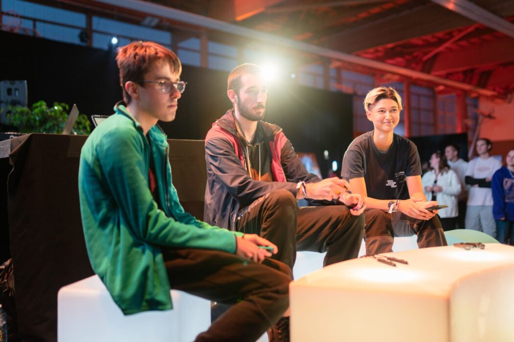 Participants au tournoi de jeux vidéo de la soirée étudiante, sous le regard du public