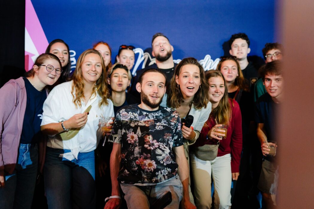 Groupe d'étudiants participant au karaoké géant de la soirée étudiante