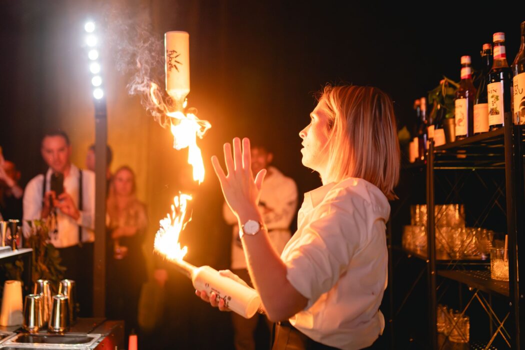Démonstration de flair bartending lors de la soirée étudiante du Campus René Lebas