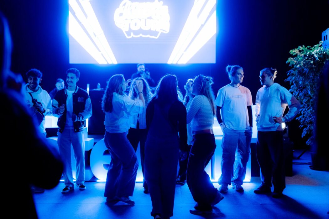 Étudiants s'amusant lors de l'Afterwork Campus Tour à Cotentin Sup'expérience
