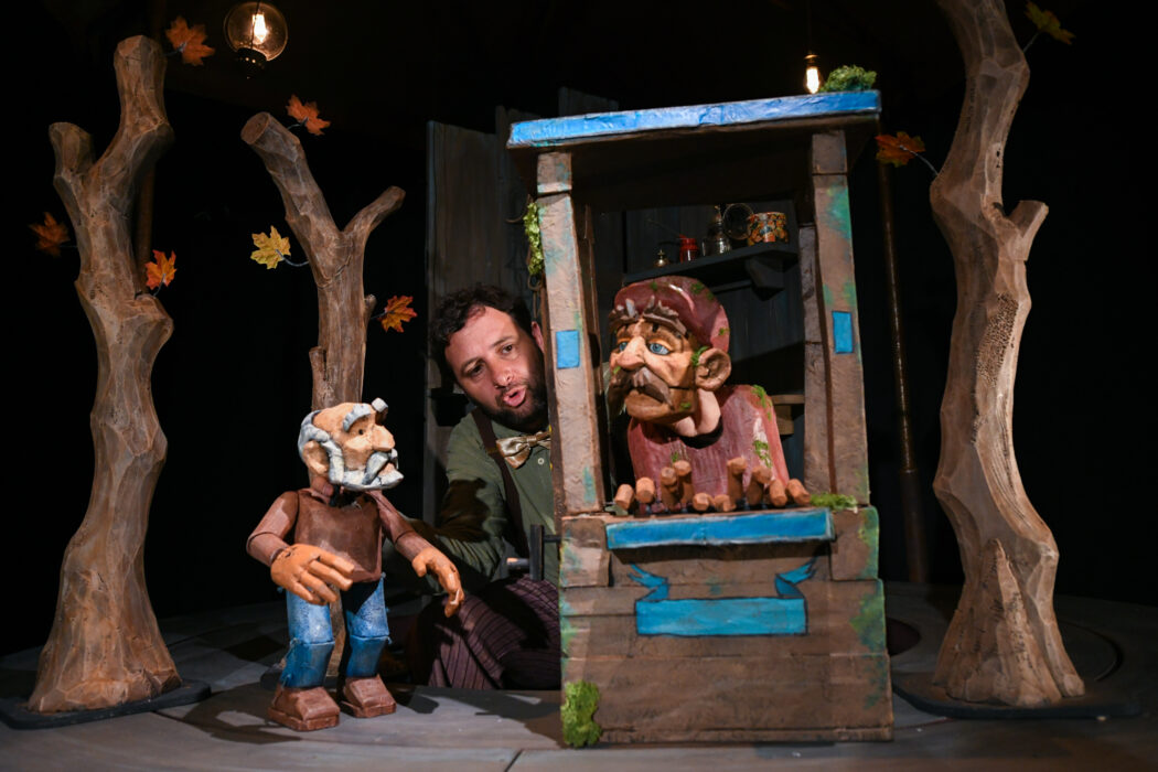 Marionnettiste et marionnettes dans le spectacle Chemin des métaphores