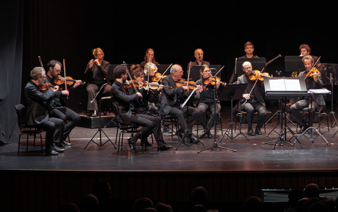 Orchestre symphonique sur scène pour le ciné-concert Les Vikings
