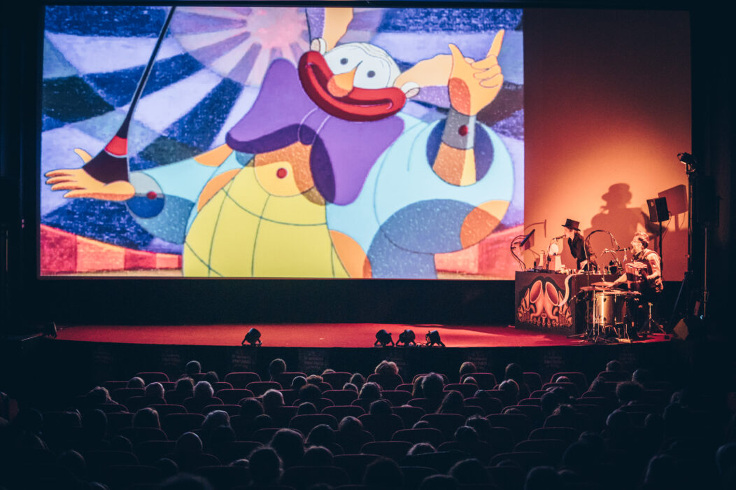 Projection et spectacle musical Eugenio devant le public