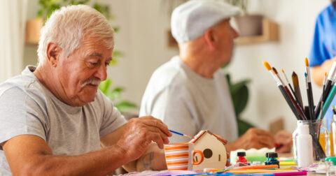 Atelier d’art-thérapie pour les personnes touchées par la maladie d’Alzheimer