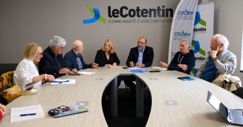 Les membres du Conseil de Développement du Cotentin (CODEV) en réunion
