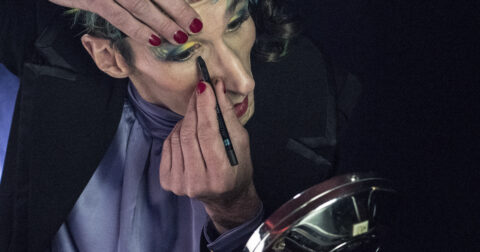 Clémence de Clamard entrain de se maquiller pnendant un spectacle
