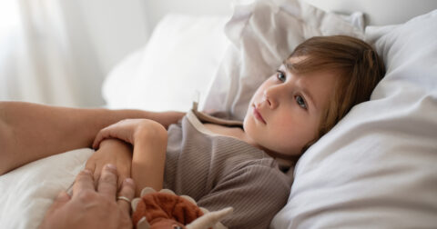 Enfant malade dans le lit