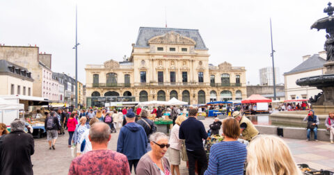 Marché sur la place du théâtre à Cherbourg-en-Cotentin