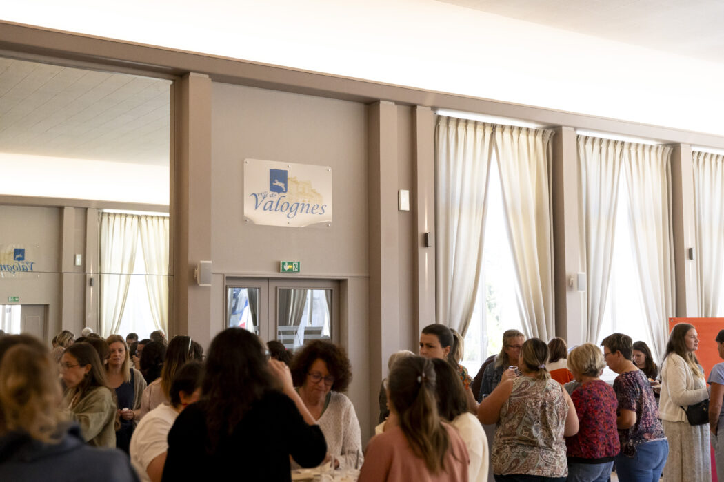 Professionnels de la petite enfance réunis au colloque sur les écrans, salle Marcel Audouard à Valognes