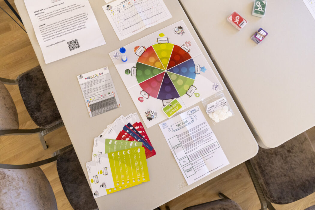 Plateau du jeu Éduc'Écrans utilisé en atelier pour sensibiliser les parents aux usages numériques